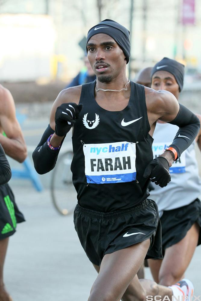 Svart mann løper. På brystet står skrevet "Farah". Foto.