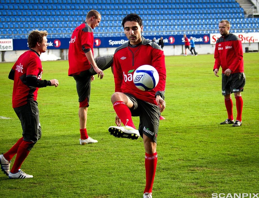 En fotballspiller må trene ballteknikk.
