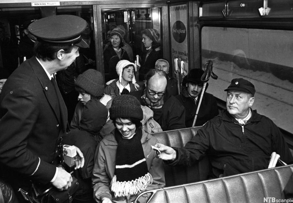 Kong Olav den femte reiser med trikk. Foto.