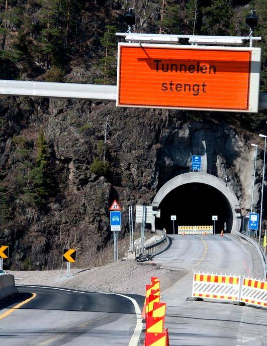 En veitunnel som er stengt for trafikk, og en omkjøringsvei som går til venstre for tunnelen. Foto.
