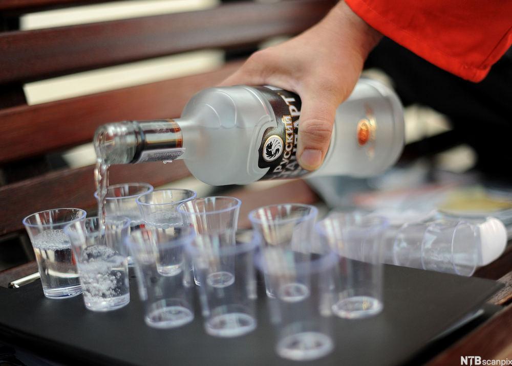 Russisk vodka blir helt i glas. Foto.