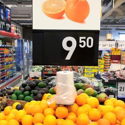Appelsiner priset til 9,50 kr per kilo i en dagligvarebutikk. Foto.