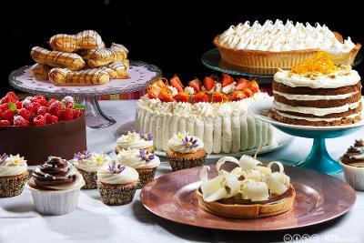 Forskjellige kaker på et kakebord. Foto.