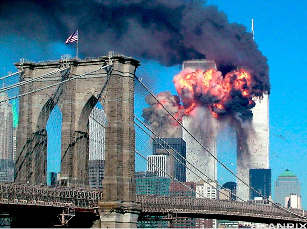 Tvillingtårnene i World Trade Center brenner etter terrorangrepet