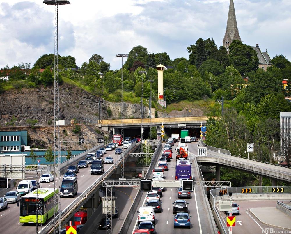 Trafikk på to-fils motorvei. foto.