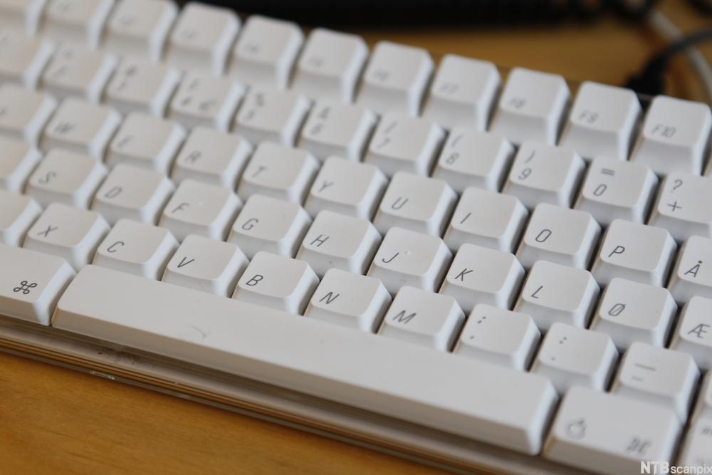Nært bilde av et tastatur med fokus i sentrum. Bilde