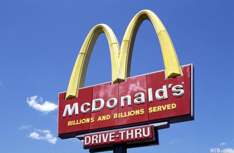 Utendørs McDonalds-skilt på søyle. Foto.