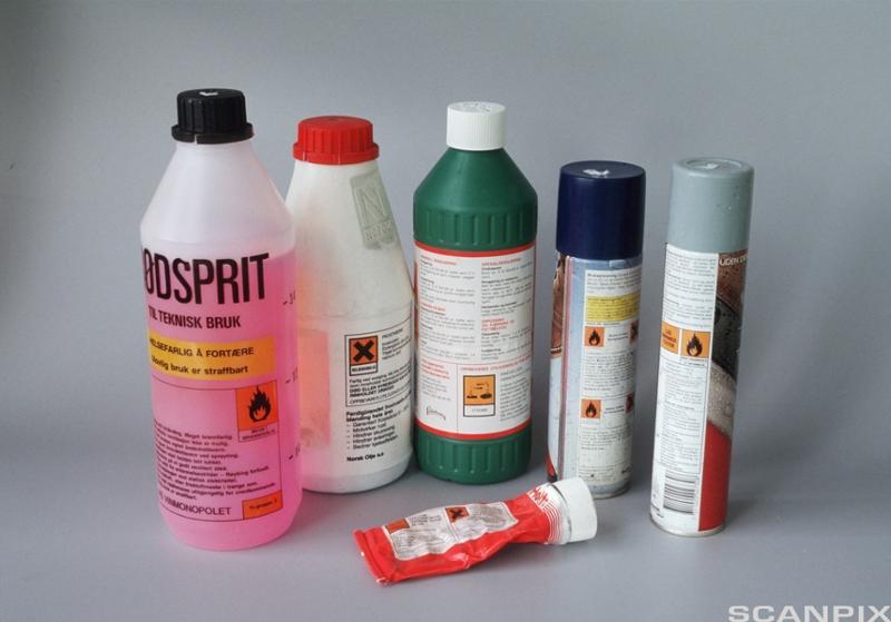 Seks ulike kjemikalier oppstilt. Kjemikalienes embalasje viser faresymboler. Bilde