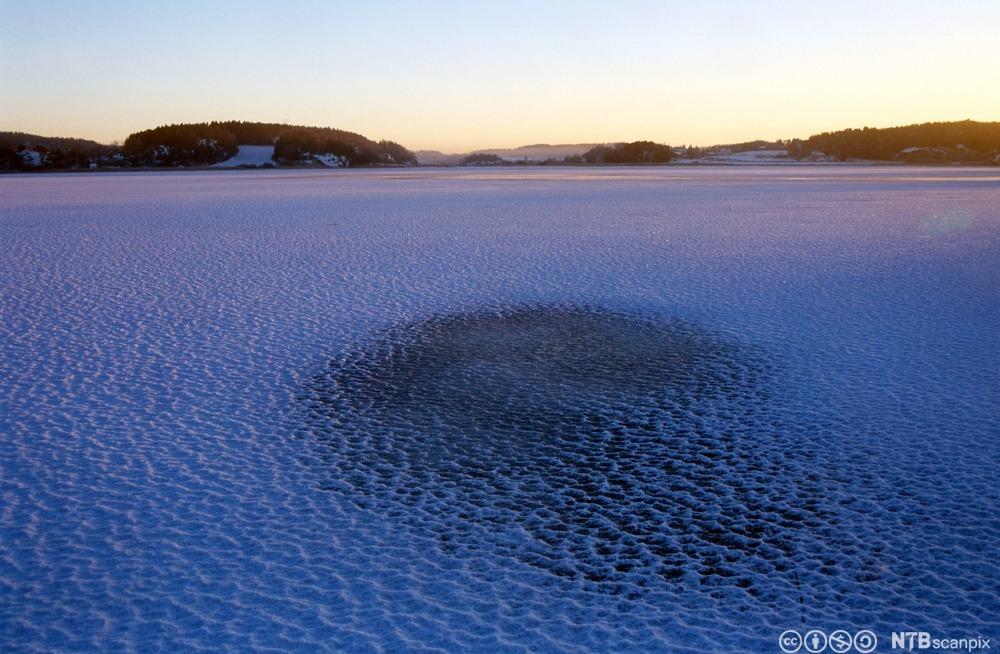Islagt vatn.Foto.