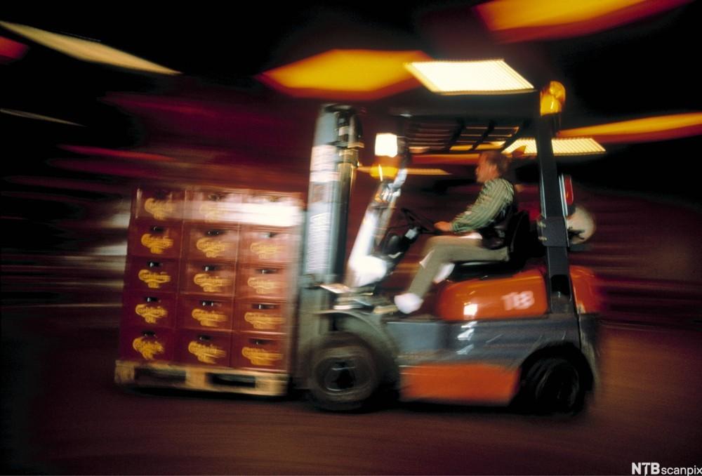 Gaffeltruck i fart. foto.