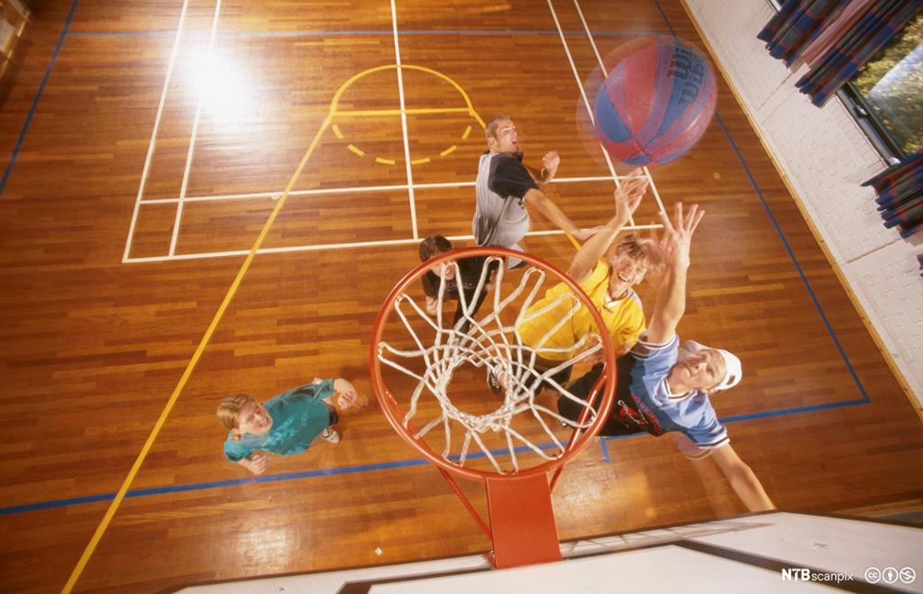 Ungdom spiller basketball. Foto.