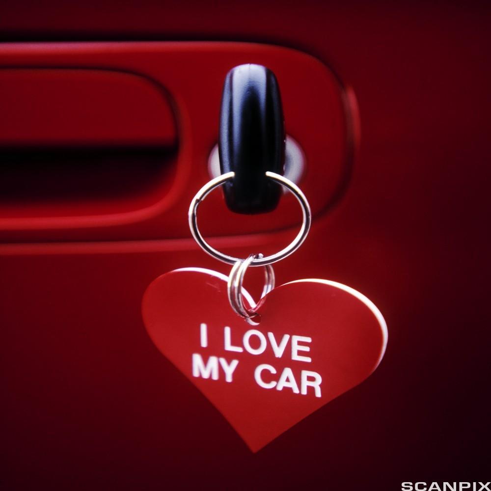 Bilnøkkel med et hjerte i nøkkelringen med påskriften "I love my car". Foto.