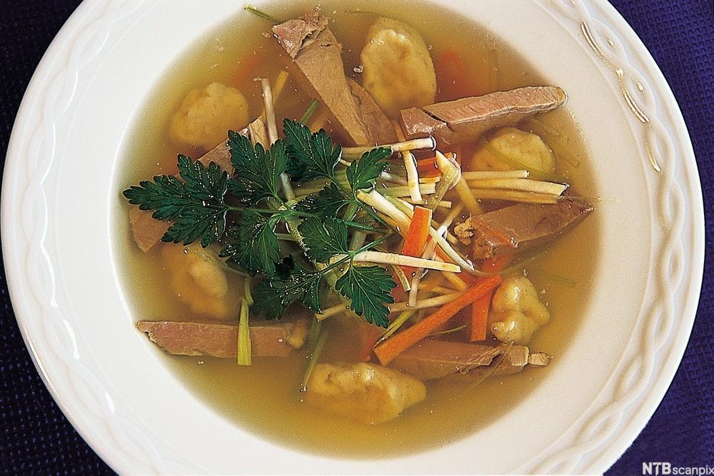 Suppe med ferskt kjøt, mjølbollar og grønsaker. Foto.