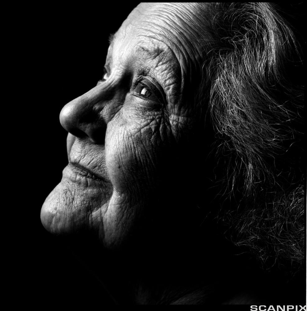 Nærbilde av ansiktet til en eldre dame. Foto.