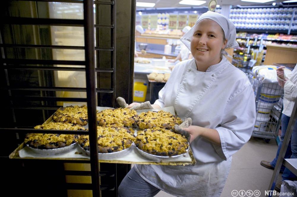 Nystekte glutenfrie kaker på vei ut av ovnen. Foto