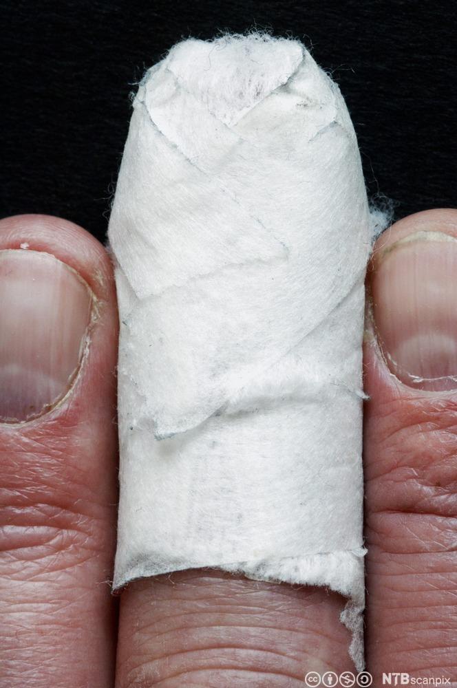 En skadet finger med plaster på. Foto.