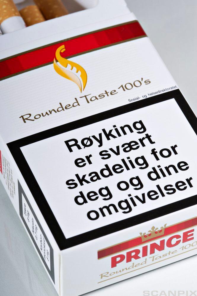 Røykpakke med beskrivelse av varsel om at røyking er svært skadelig. Foto.