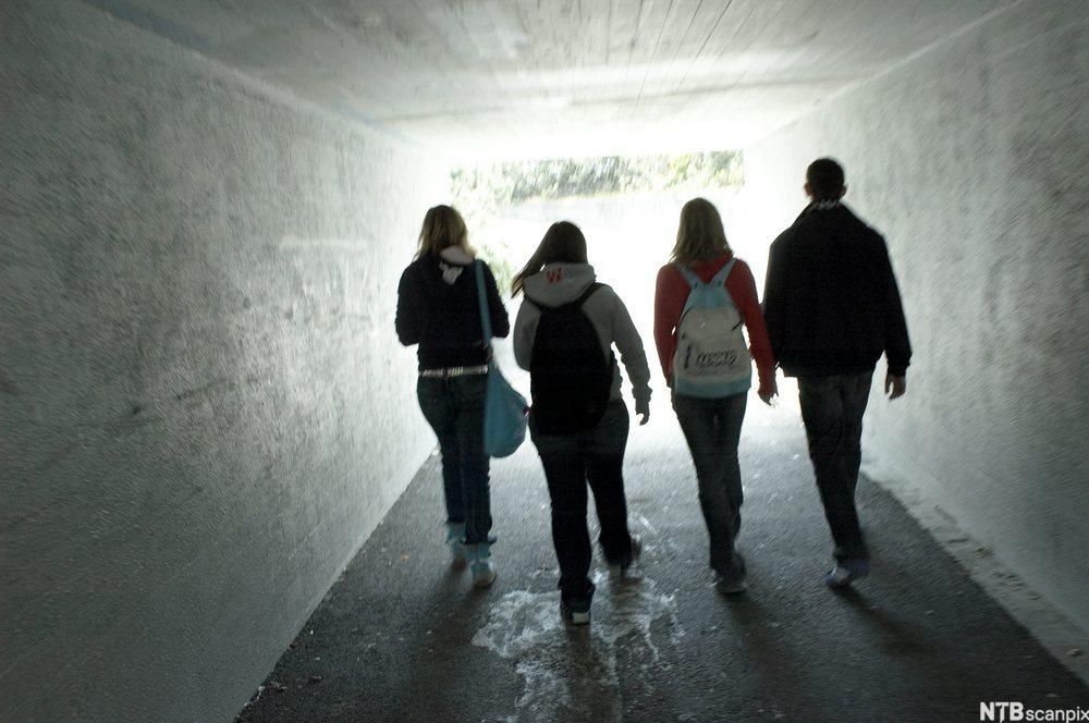 Ungdommer i tunnel