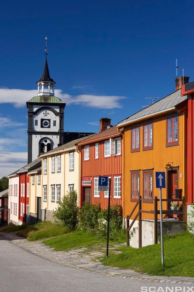 Røros – med Kjerkgata og Røros kirke. Foto.