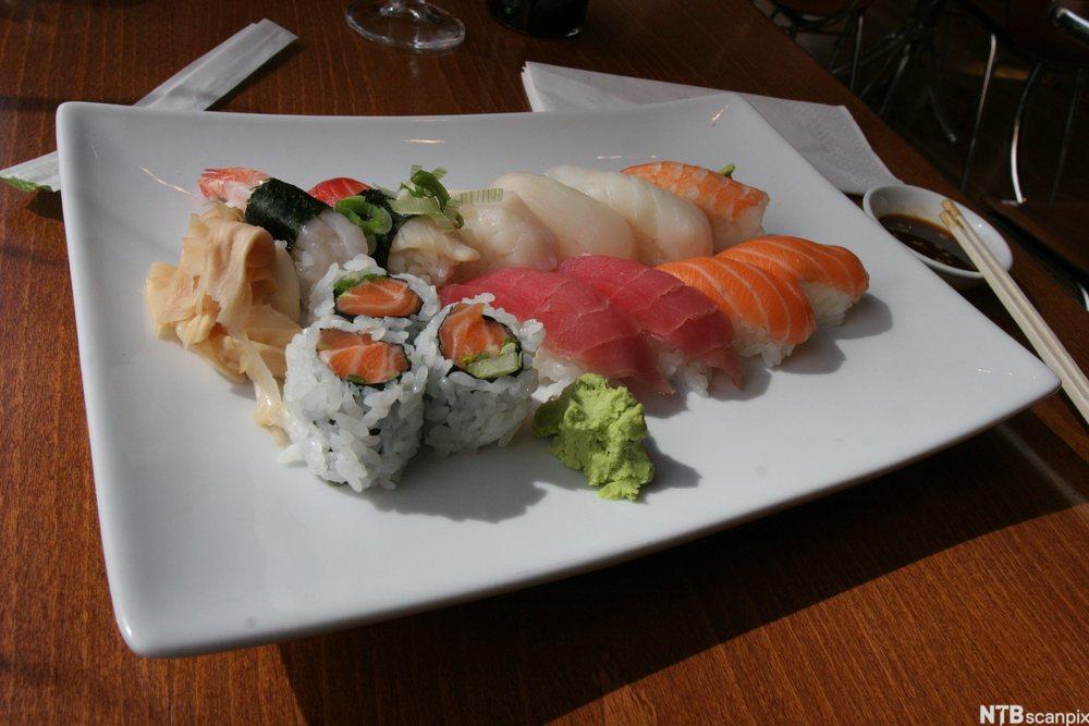 Sushi på en firkantet tallerken. Foto.