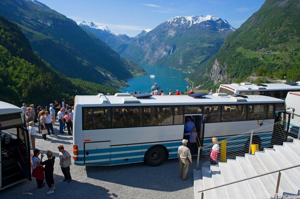 Turistbuss ved Geiranger. Foto.