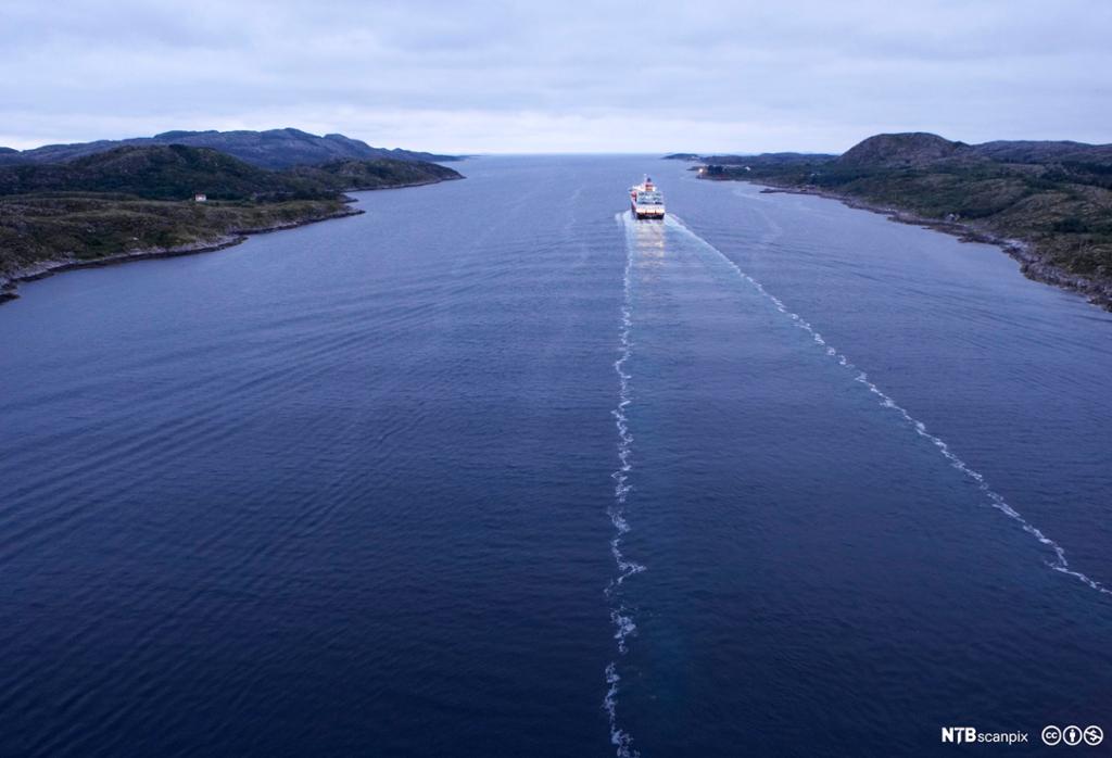 Hurtigruta på tur mot utløpet av Nærøysundet. Foto.