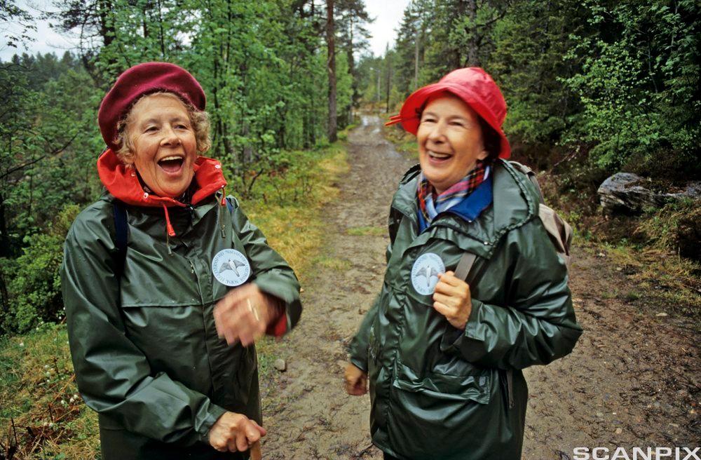 Bilde Eldre damer med regnfrakk og sydvest. Foto