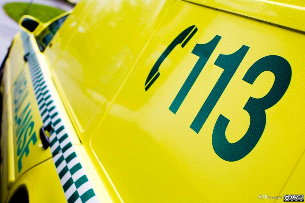 Ambulanse med telefonnummer 113. Foto.