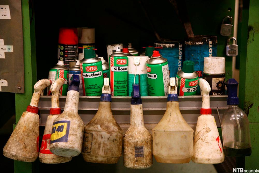 Spraybokser og sprayflasker er samlet i et overfylt skap. Foto.