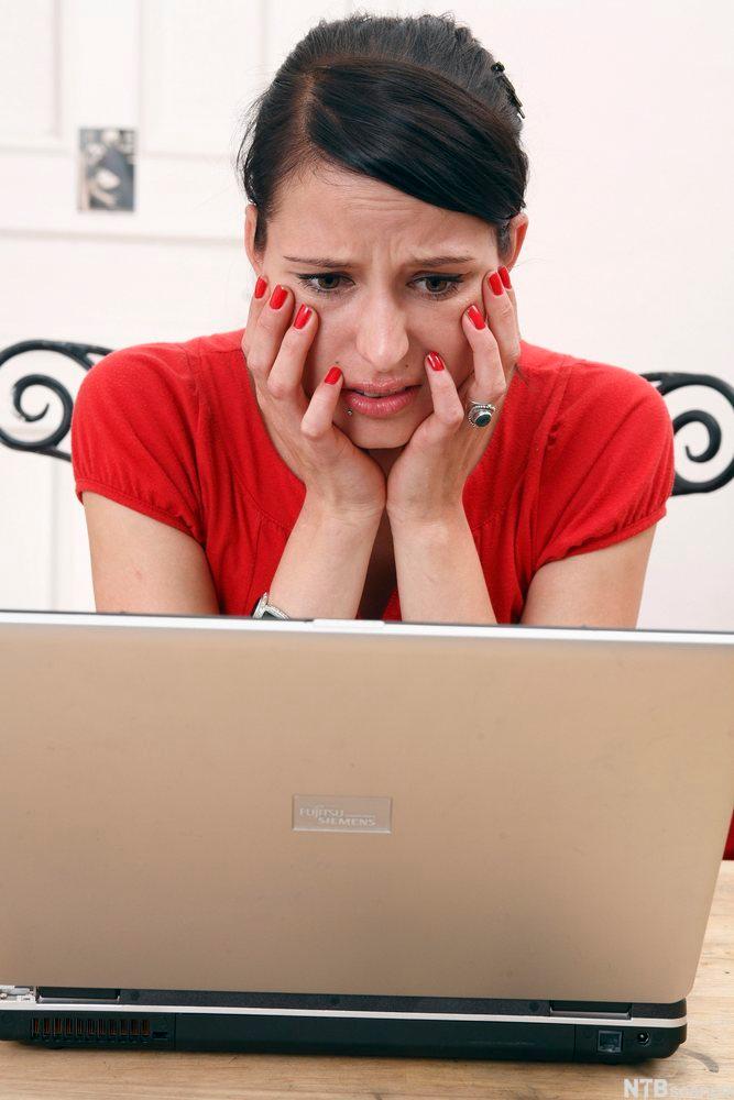 Kvinne jobbar med laptop. Foto.