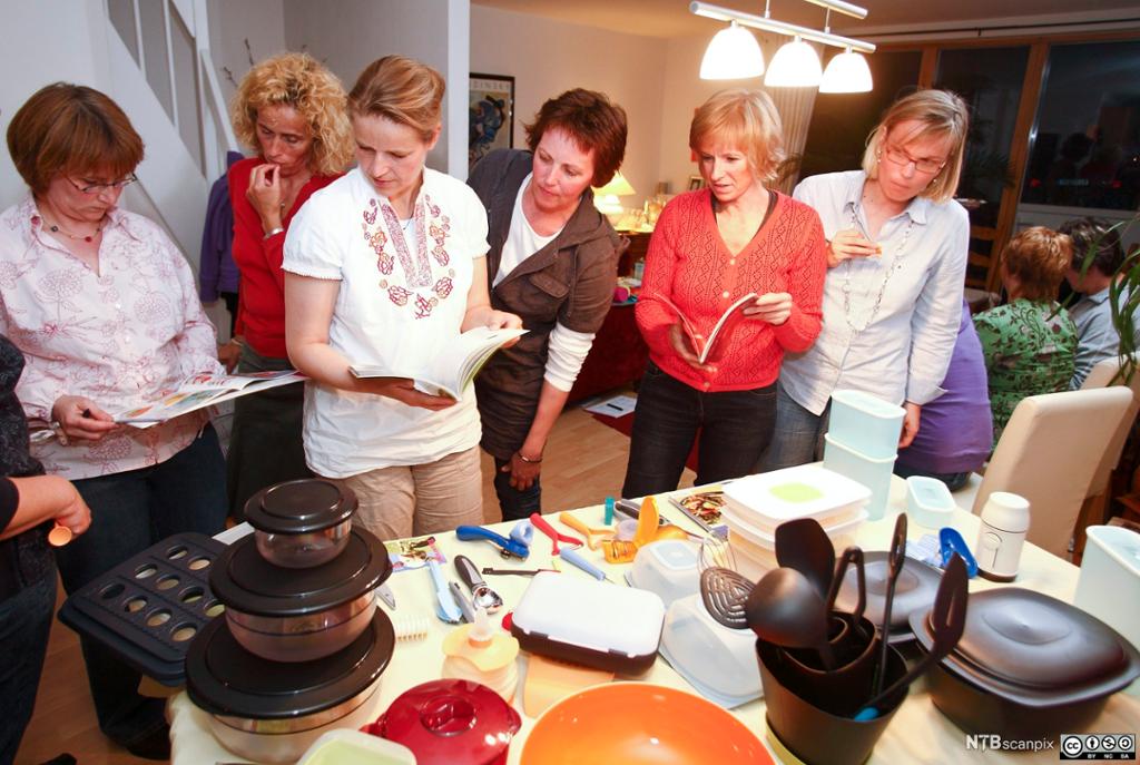 Homeparty med demonstrasjon av plastprodukter av typen Tupperware. Foto.