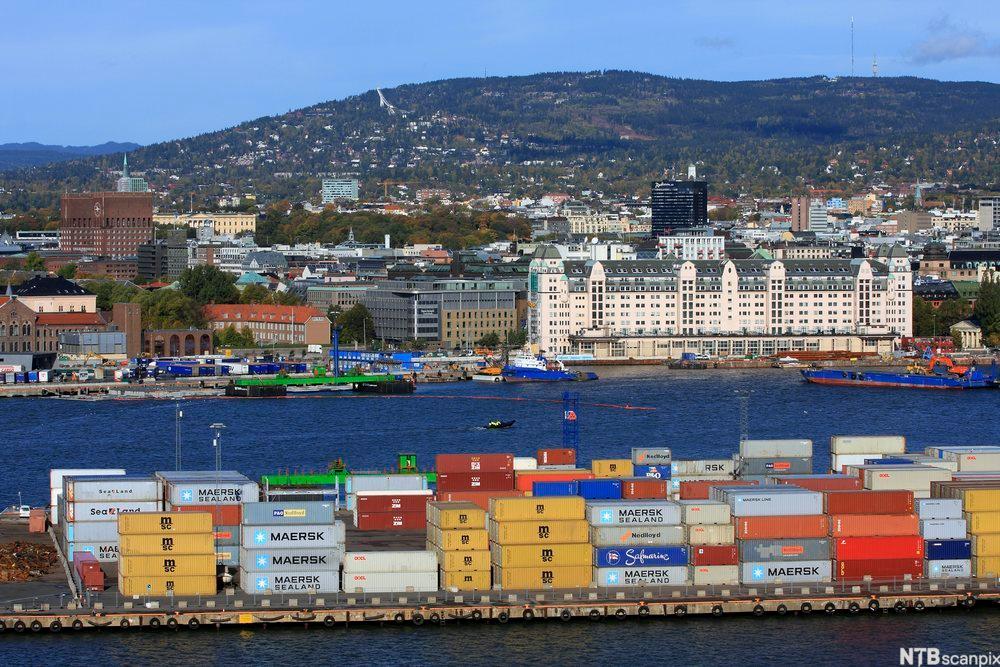 Kontainerkai med Oslo by i bakgrunnen. foto.