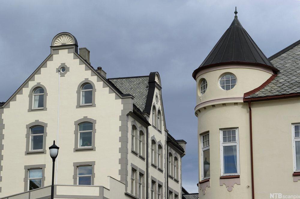 To bygardar i grått, kvitt og beige i jugendstil. Foto.