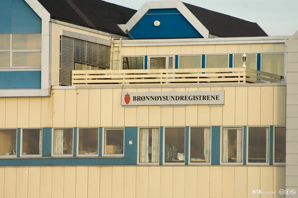 Bygmig som huser brønnøysundregeisteret. Skilt på bygning. Foto.