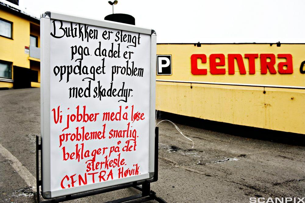Bilde av en plakat ved matbutikken Centra på Høvik, hvor det står at butikken er midlertidig stengt grunnet skadedyr.