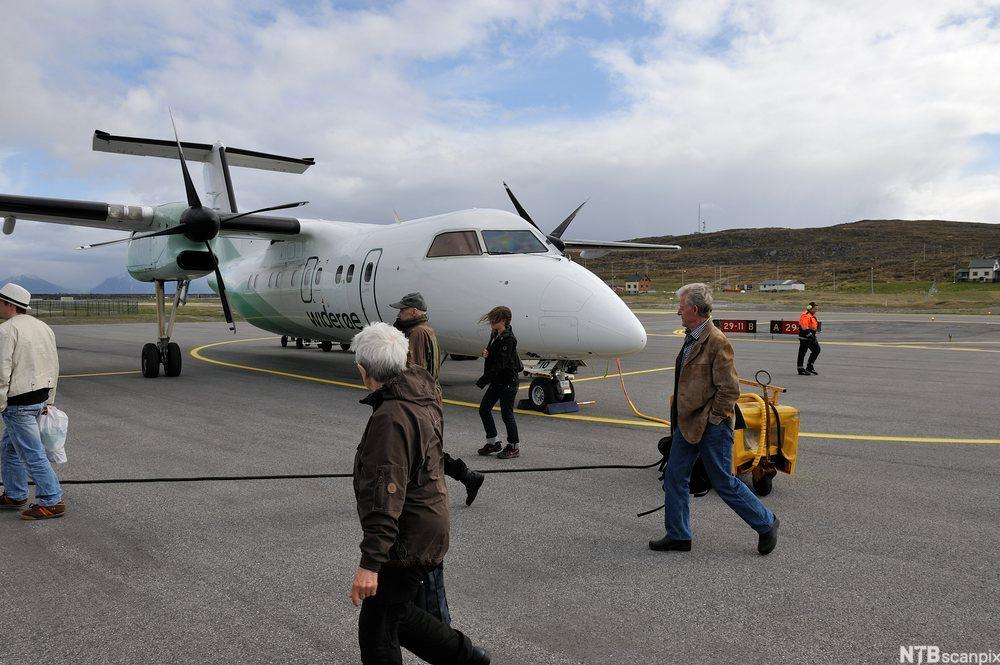 Passasjerfly og passasjerer på flyplass.foto.