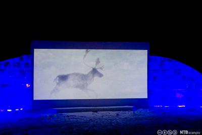 Utendørs kino i snødekt landskap. Foto.