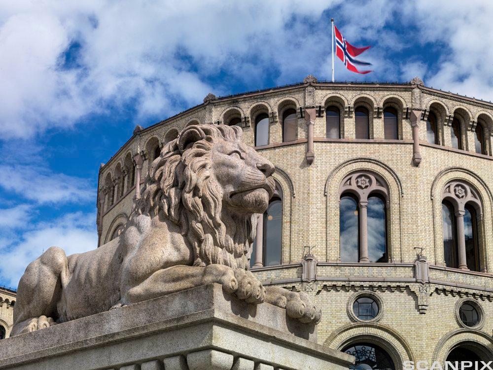 Riksløven på Løvebakken foran Stortinget. Foto