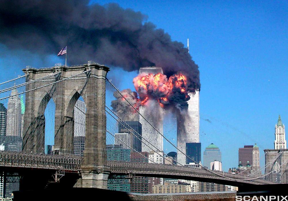 Brooklyn Bridge i forgrunnen og dei to tvillingtårna World Trade Center brennande i bakgrunnen. Foto.