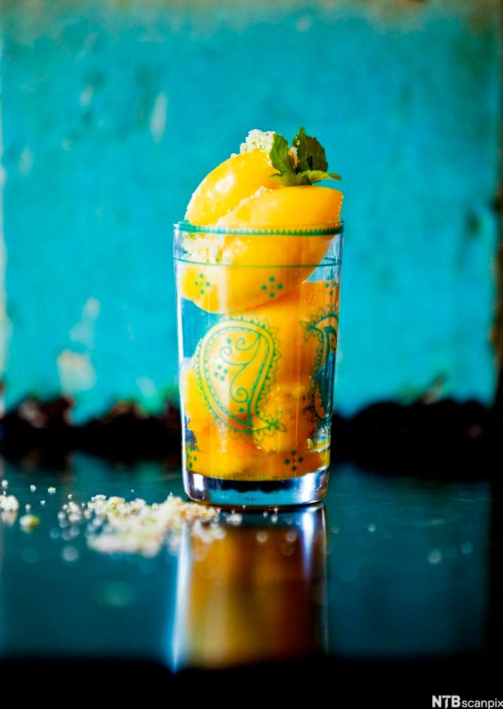 Mango-og-lime-sorbé servert i glas. Foto.