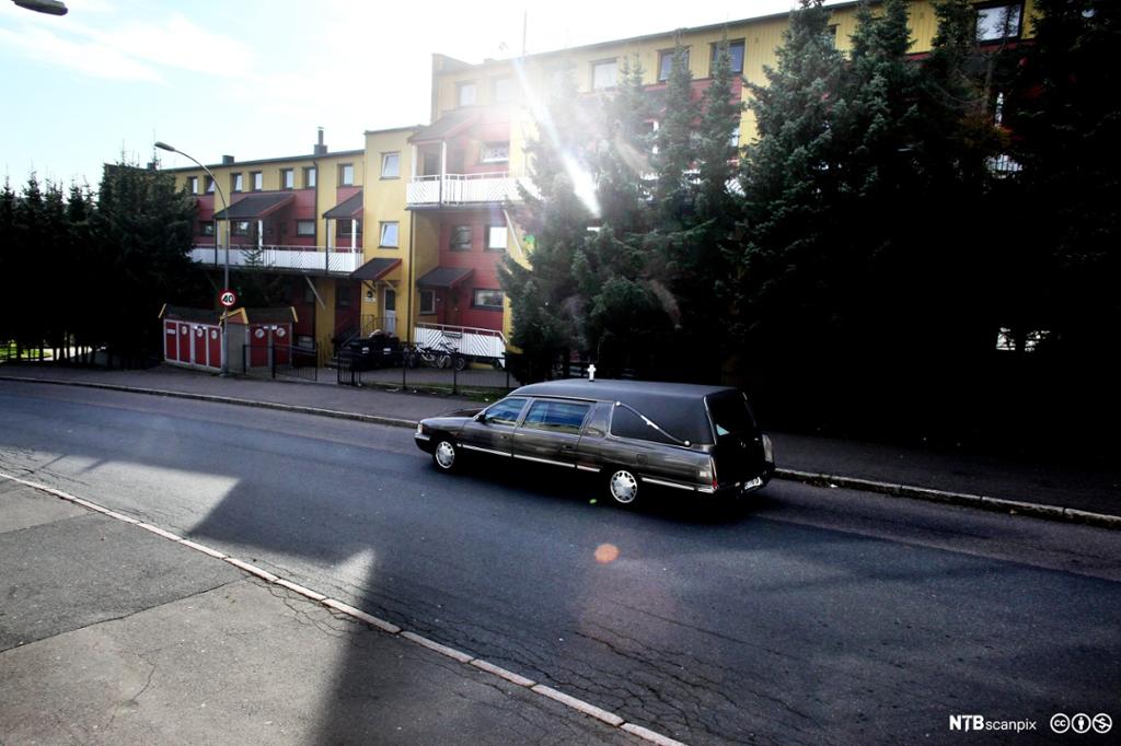 En begravelsesbil kjører på veien. Foto.