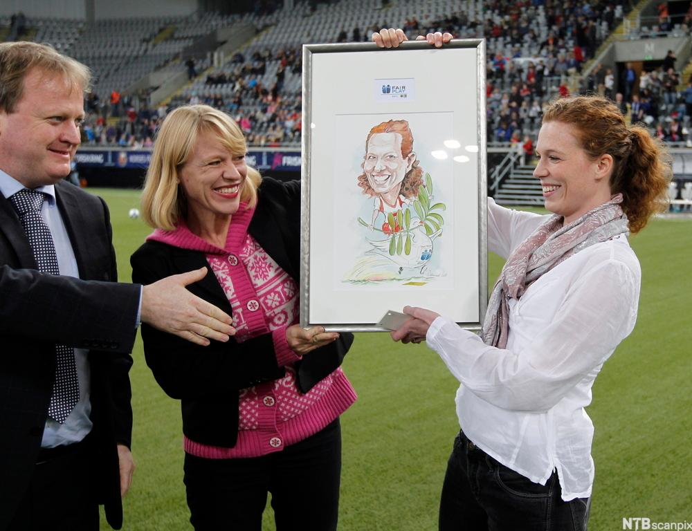 June Hammersland får Fair Play-prisen. Foto.