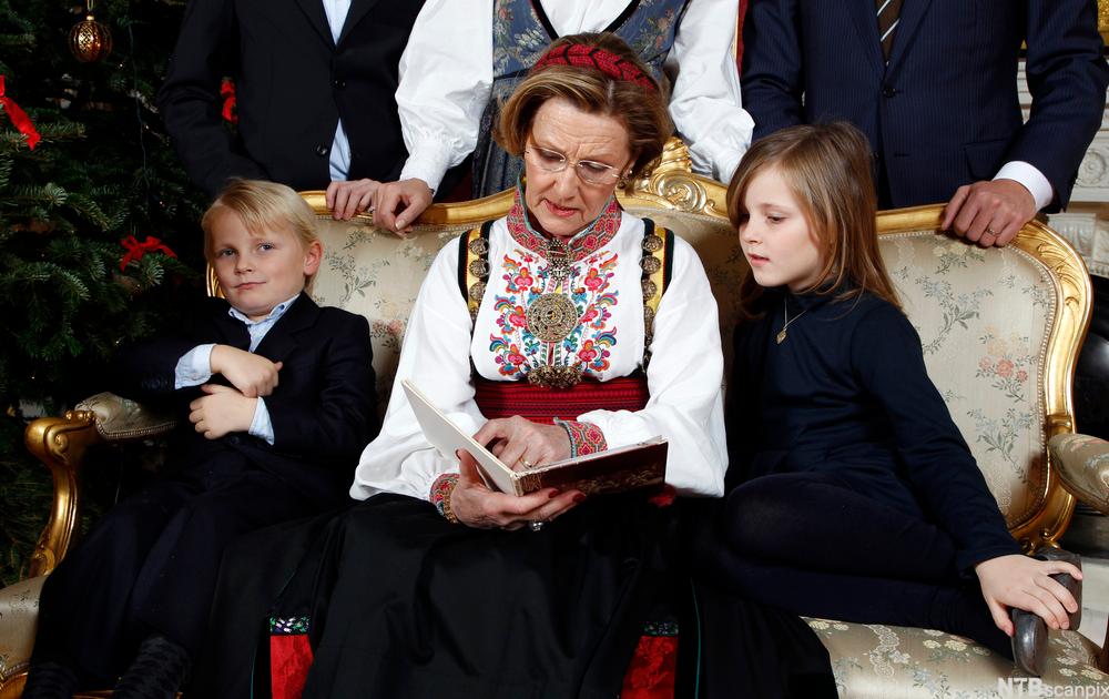 dronning Sonja leser eventyr for en interessert Ingrid Alexandra og en uinteressert Sverre Magnus