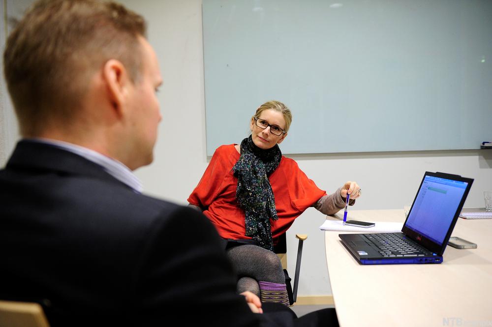 Samtale mellom em mann og en kvinne på kontor. Foto.
