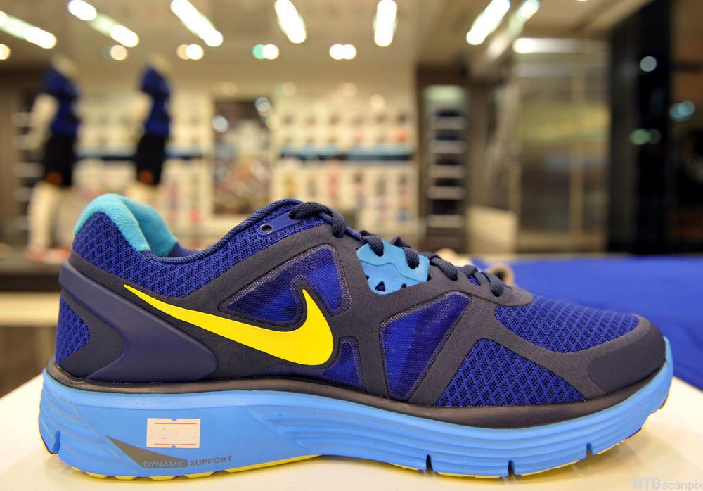 Bilde av en blå og gul joggesko fra Nike.