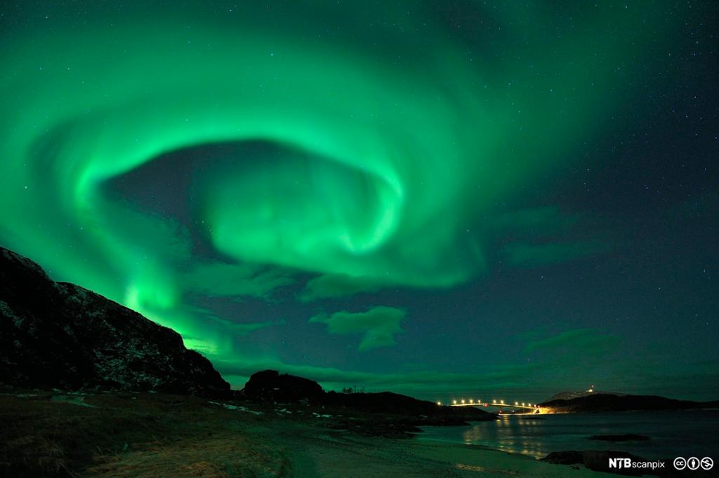  Kraftig grønt nordlys utanfor Tromsø. Foto.