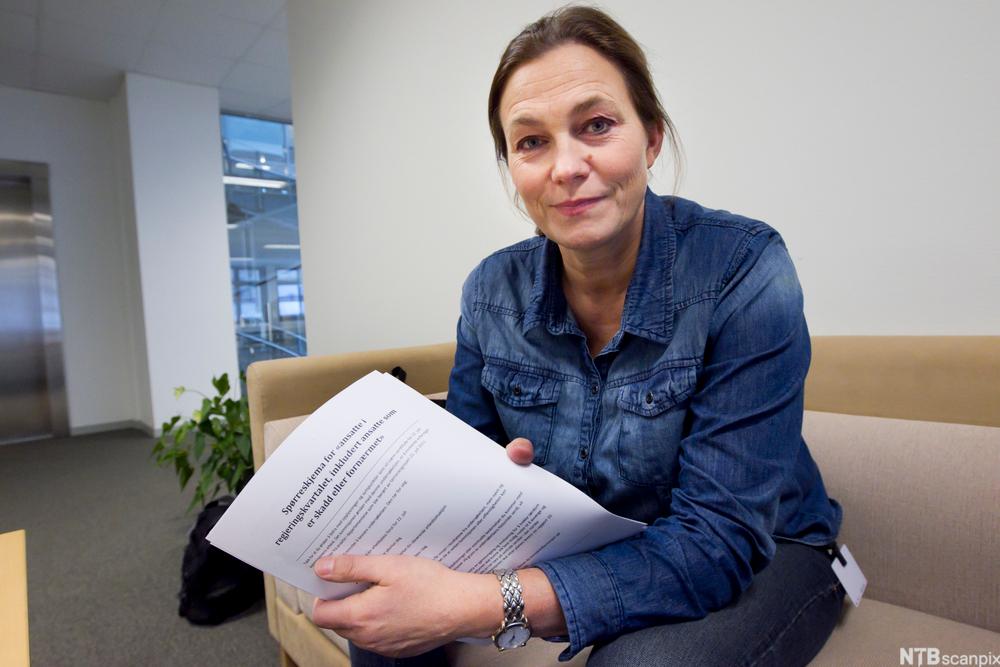 Bilde av 22. juli-kommisjonens leder, Alexandra Bech Gjørv, med et spørreskjema rettet mot alle berørte av terrorhandlingene.