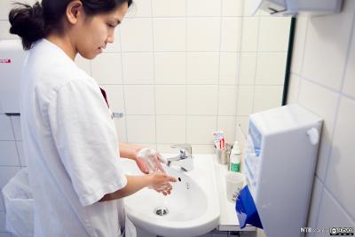  Helsefagarbeider vasker hendene. Foto. 