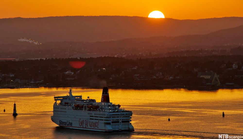 Danskebåten i solnedgang. Foto.