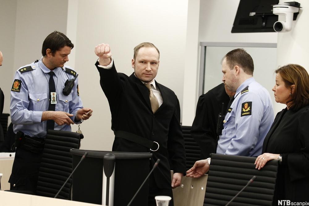 Anders Behring Breivik gjør en nazi-lignende hilsen i rettssalen. Foto. 